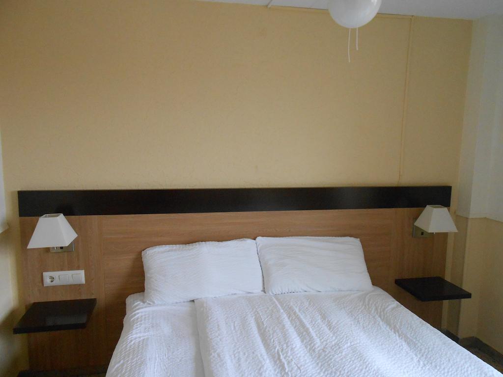 Hotel Marbella Roses Esterno foto